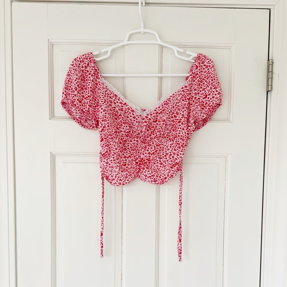 HOLLISTER crop top size S red white floral shortsleeve